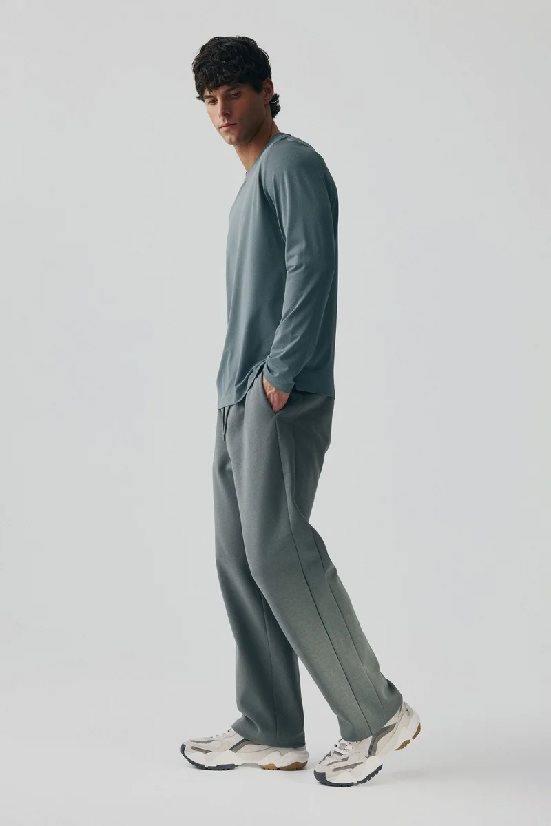 اتش اند ام بلوزة رياضية بأكمام طويلة  من نسيج دراي موف